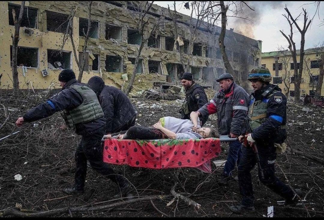 Terrible footage after the bombing of a maternity hospital in Mariupol by Russian troops
