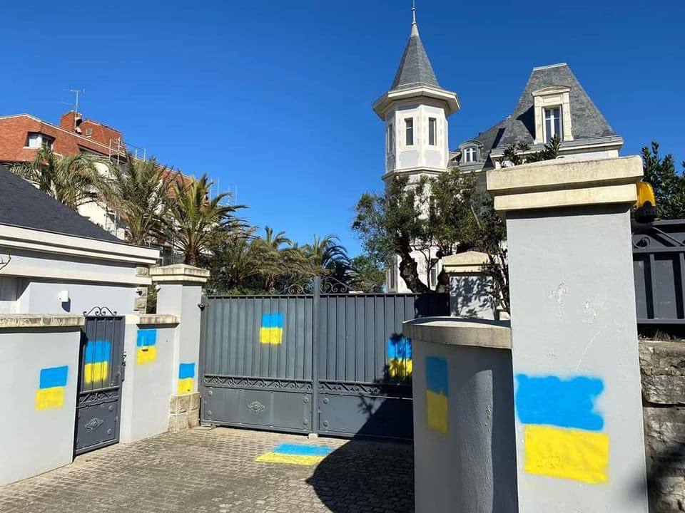 Putin’s Daughter’s Residence Is Decorated With Ukrainian Flags
