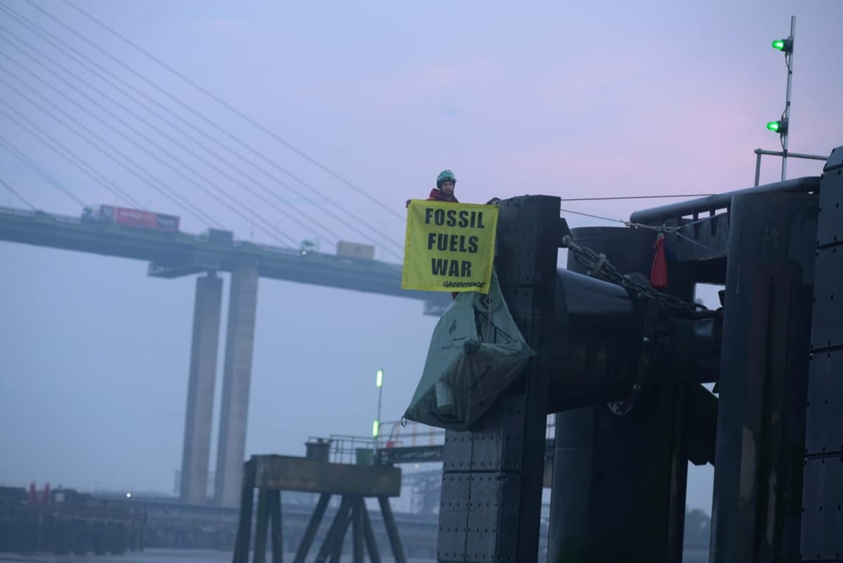 Greenpeace Activists Prevent a Tanker With Russian Fuel From Entering UK Port